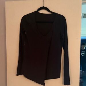 Lululemon v neck tie front long sleeve shirt size 6 
Pet free smoke free home